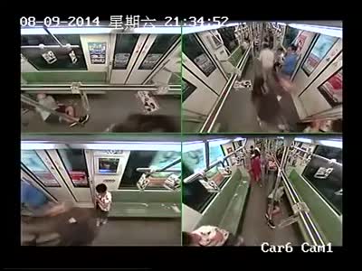Посетители метро в Шанхае испугались парня, потерявшего сознание (3.8 мб)