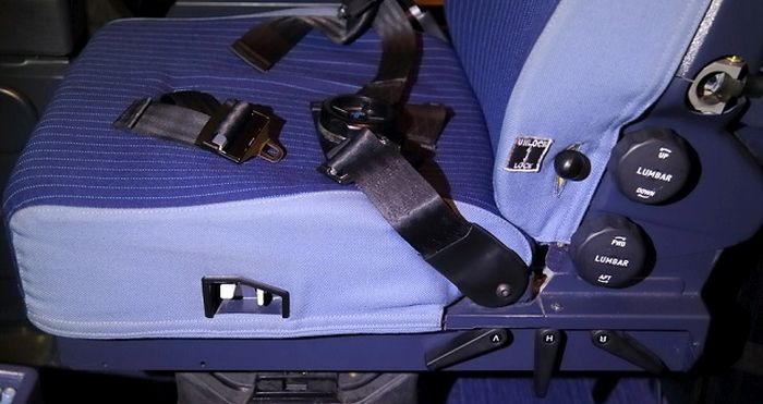 Кресло пилота авиалайнера Airbus-320 (14 фото)
