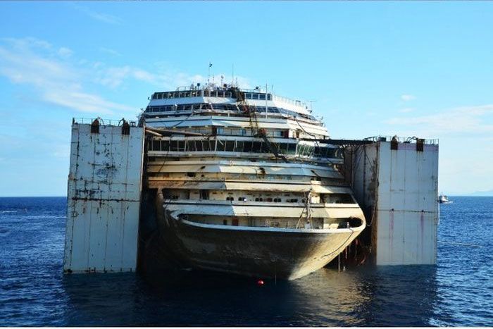 Член экипажа буксира о непростой буксировке лайнера "Коста Конкордия" (16 фото)