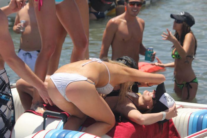 Девушки отдыхают на озере Хавасу только топлес (67 фото)