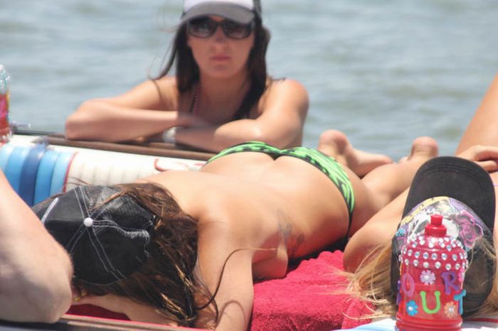 Девушки отдыхают на озере Хавасу только топлес (67 фото)