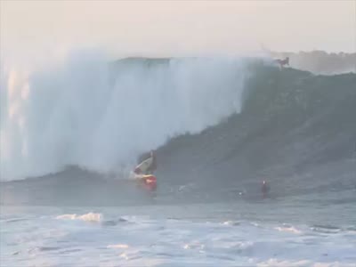 Опасный серфинг на огромных волнах (2.8 мб)