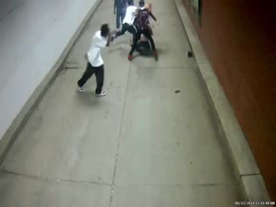 Группа темнокожих парней избила парня и девушку в подземном переходе (1.8 мб)