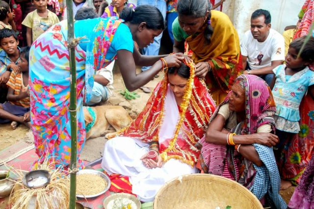Шокирующая свадьба по-индийски (13 фото)