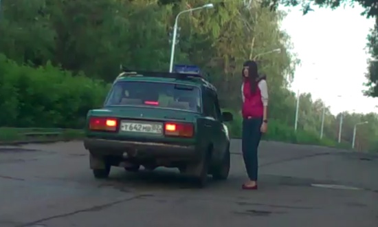 Невменяемая девушка на дороге в Уфе