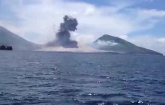 Мощный взрыв вулкана в Папуа - Новая Гвинея