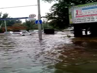 Наводнение в Ростове-на-Дону из-за сильного дождя - видео 1 (3.6 мб)