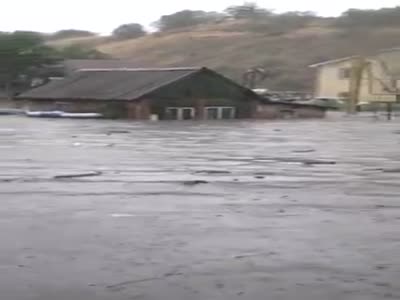 Наводнение в Ростове-на-Дону из-за сильного дождя - видео 2 (1.8 мб)