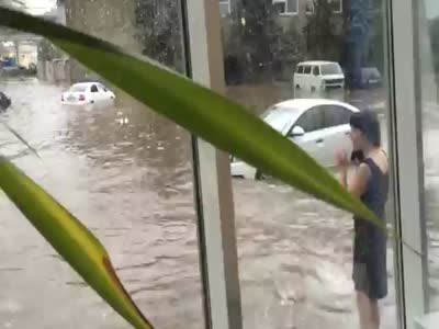 Наводнение в Ростове-на-Дону из-за сильного дождя - видео 3 (22.0 мб)