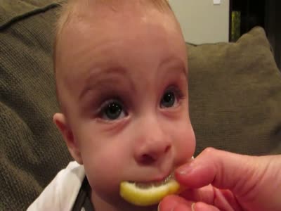 Забавный малыш впервые пробует лимон (8.9 мб)