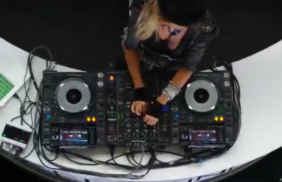 Чем занимается DJ 'Natalia Paris' на сцене