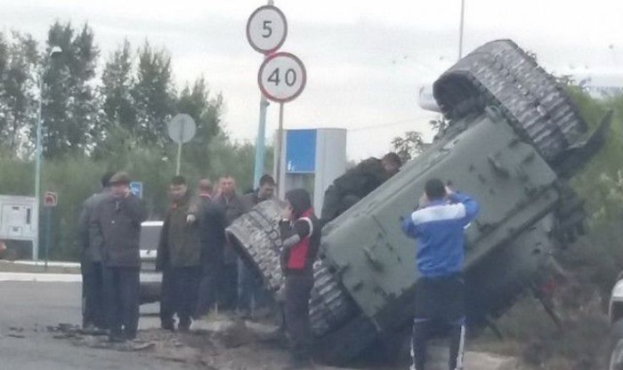 Военные умудрились перевернуть танк в Омске (4 фото + видео)
