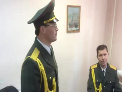 Неожиданное исполнение "Зеленоглазого такси" российскими офицерами (6.9 мб)