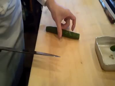 Мастер-шеф нарезает огурец в суши-баре (11.7 мб)