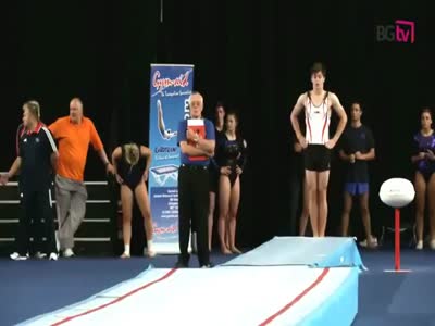 Невероятное исполнение гимнастических трюков (6.5 мб)