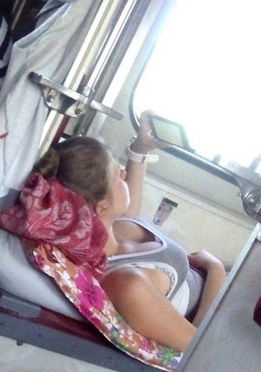 Парень в поезде встретил настоящую красотку и не смог не заснять ее на камеру