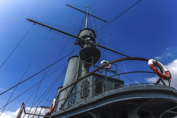 Крейсер "Аврора" отправляется на реконструкцию (39 фото + видео)