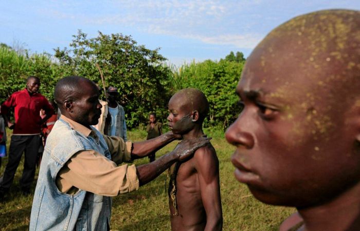 Как мальчики становятся мужчинами в Кении (15 фото)