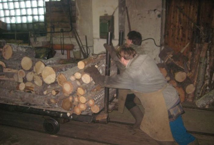 Тяжелый женский труд на предприятии в Архангельской области (17 фото)