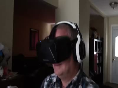 Классная реакция отца на шлем виртуальной реальности Oculus Rift (6.2 мб)