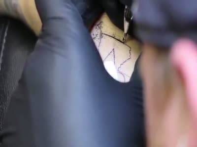 Замедленная съемка, как мастер наносит на кожу тату (20.5 мб)