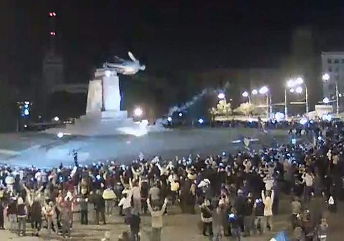 Снос памятника Ленину на площади Свободы в Харькове (16 фото + 2 видео)