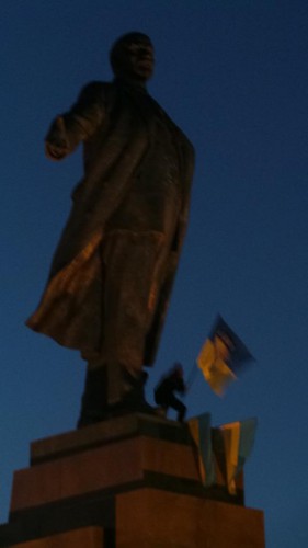 Снос памятника Ленину на площади Свободы в Харькове (16 фото + 2 видео)