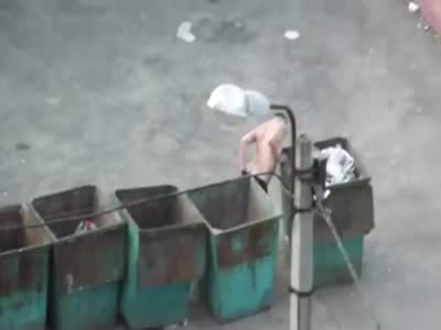 Мужик под бутиратом отжигает возле мусорных баков (9.4 мб)