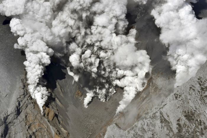 Извержение вулкана Онтакэ в Японии (11 фото)