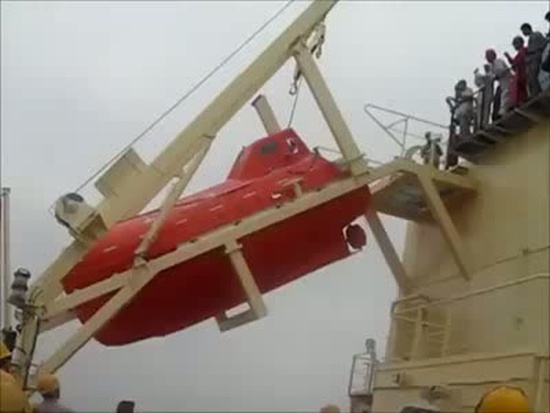 Последний тест спасательной шлюпки перед ее установкой на корабль