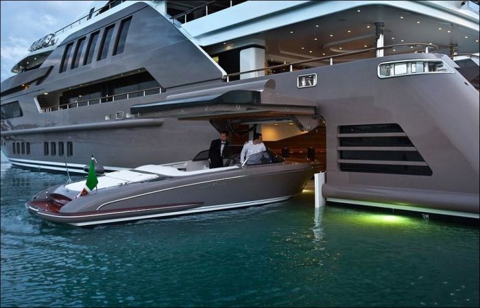 Уникальная яхта с "гаражом" для прогулочного катера (16 фото)