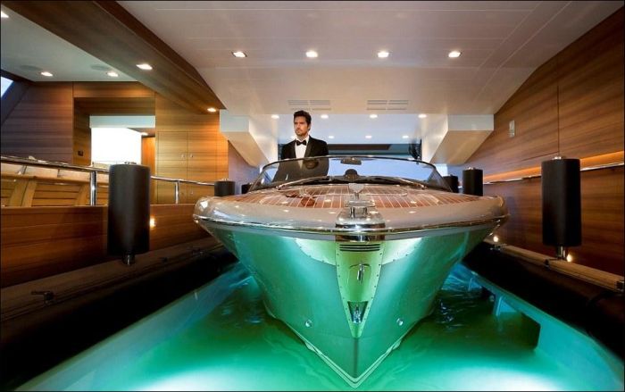 Уникальная яхта с "гаражом" для прогулочного катера (16 фото)