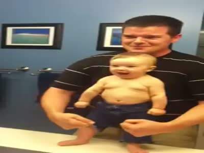 Малыш демонстрирует свои мышцы (0.8 мб)