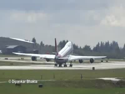 Необычный взлет грузового Boeing 747 (3.0 мб)