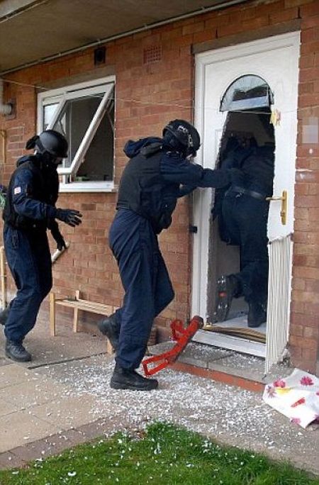 Полицейские из Великобритании не умеют выбивать двери (4 фото)