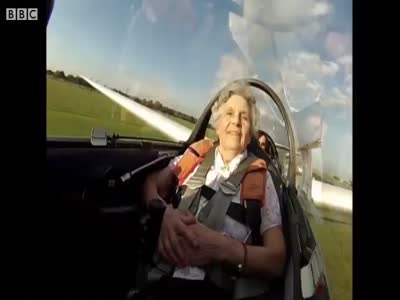 100-летняя бубулька отпраздновала свой день рождения в кабине пилота (4.2 мб)