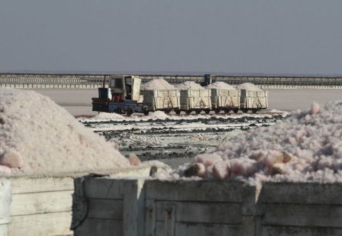 Как добывают соль в Крыму (13 фото)
