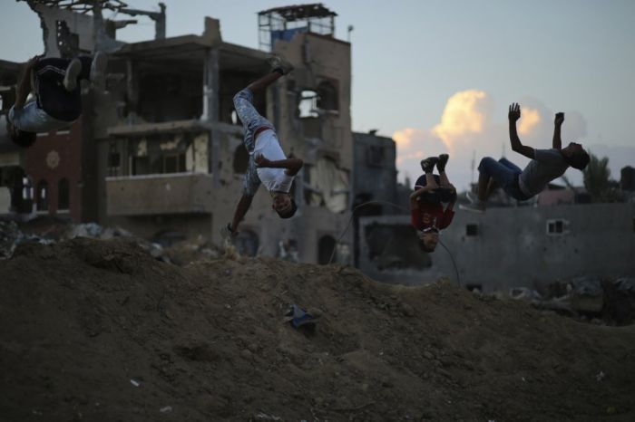 Подростки сектора Газа занимаются паркуром на руинах (10 фото)