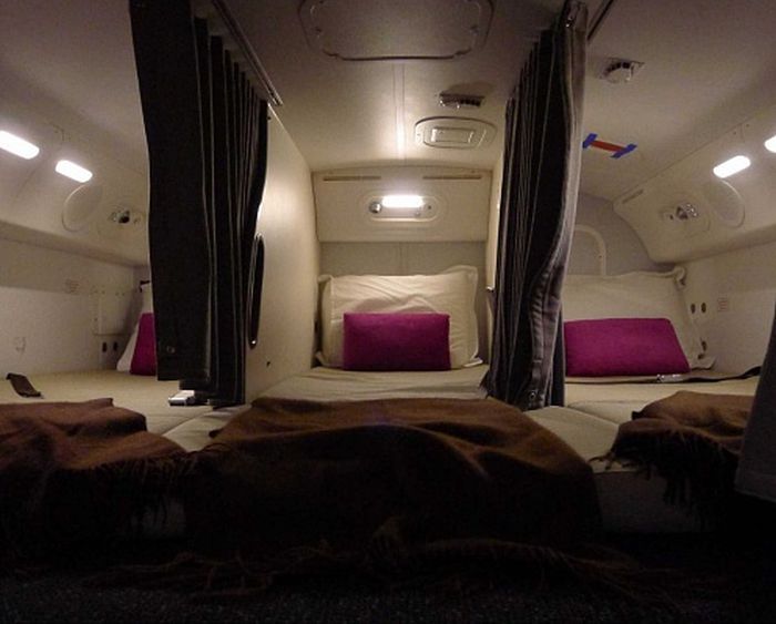 Тайные комнаты для отдыха экипажа в пассажирских самолетах (16 фото)