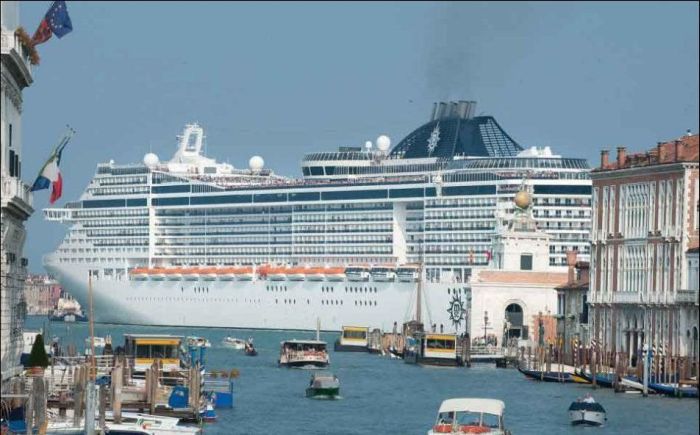 Впечатляющий контраст: огромный круизный лайнер в Венеции (6 фото)