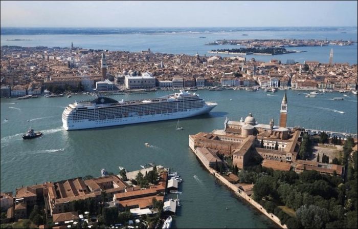 Впечатляющий контраст: огромный круизный лайнер в Венеции (6 фото)