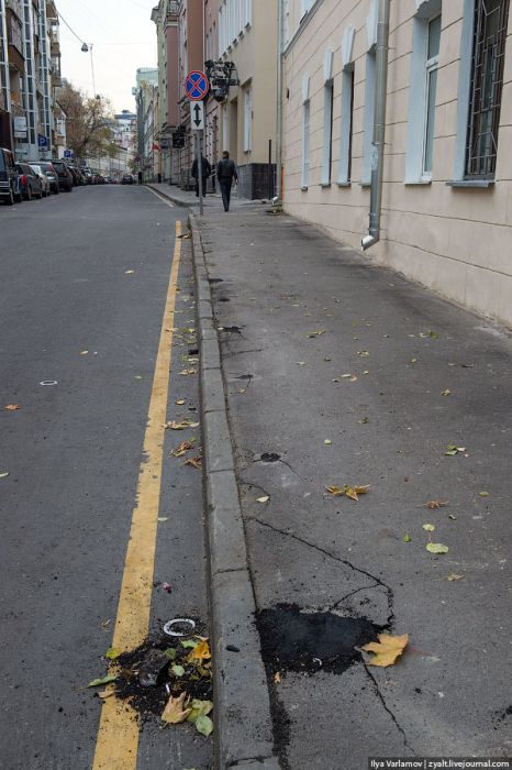 В Москве демонтируют дорожные столбики (12 фото)