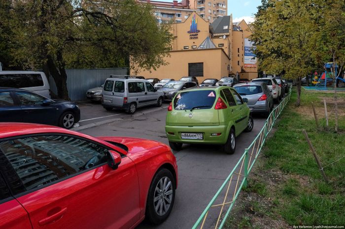 В Москве демонтируют дорожные столбики (12 фото)