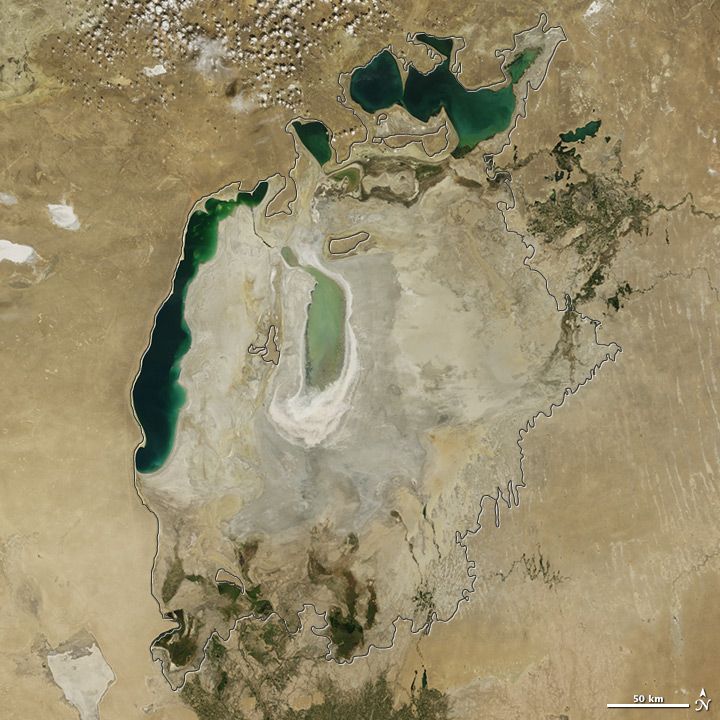 Аральское море постепенно исчезает (15 фото)