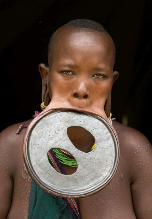 В Эфиопии найдена девушка с самым большим в мире диском в губе (9 фото)