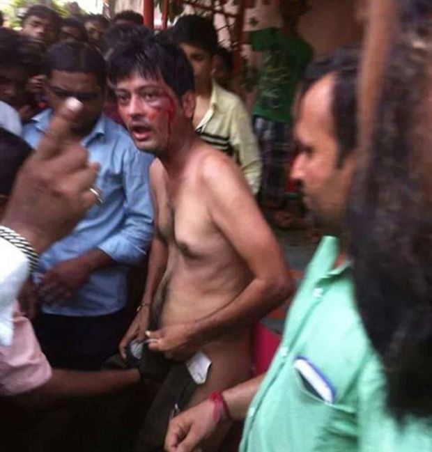 Самосуд по-индийски: насильник попался на горячем (4 фото)