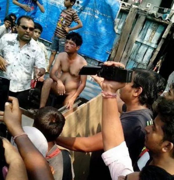 Самосуд по-индийски: насильник попался на горячем (4 фото)