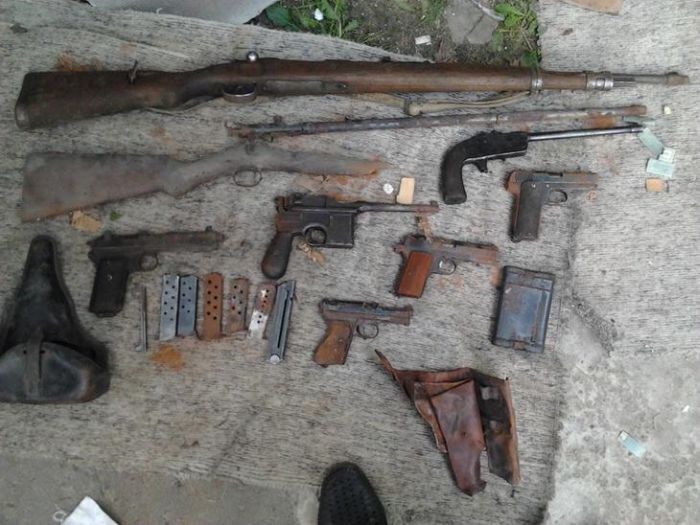 Житель Львова нашел на крыше своего дома скрытый арсенал оружия (4 фото)