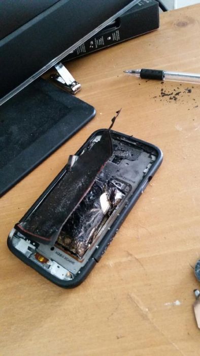 Смартфон Samsung Galaxy S4 взорвался и ранил владельца (8 фото)