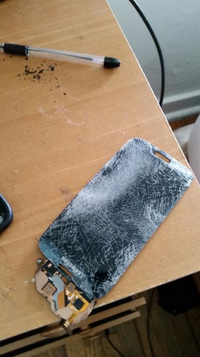 Смартфон Samsung Galaxy S4 взорвался и ранил владельца (8 фото)
